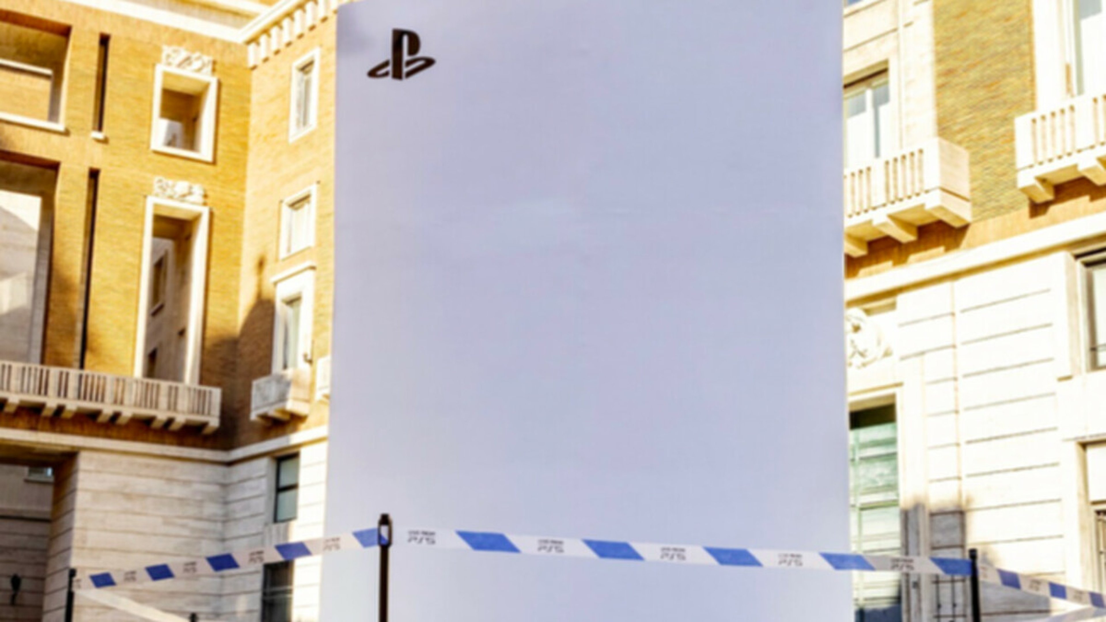 La Playstation 5 gigante al centro di Roma Cover