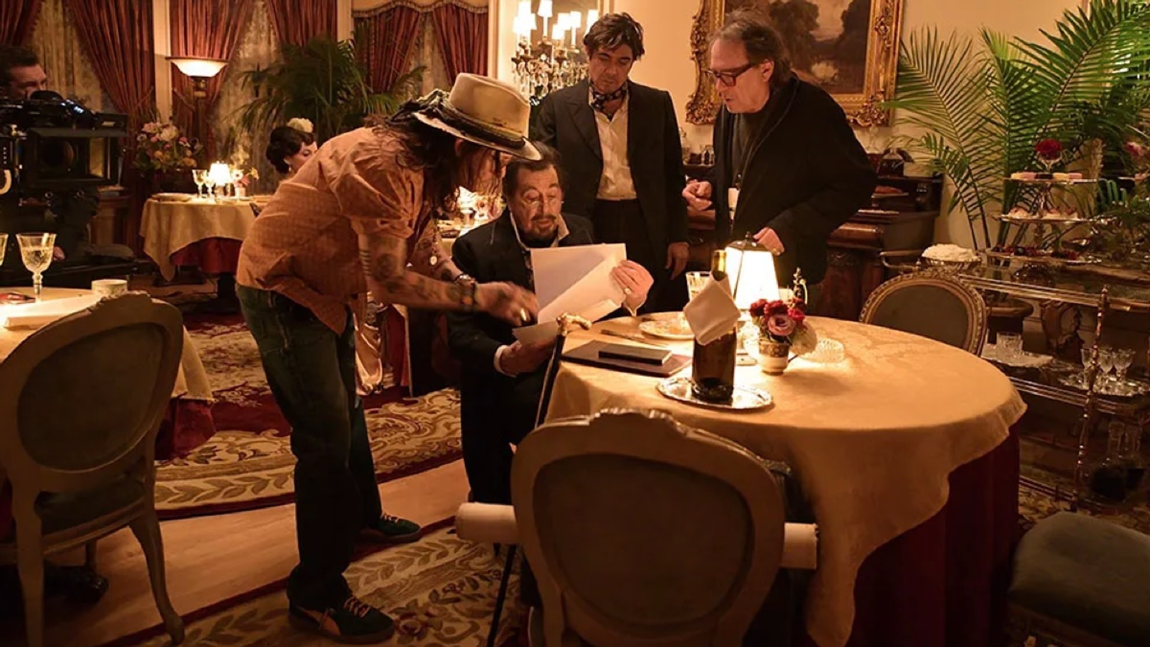 Johnny Depp mostra i dietro le quinte del suo nuovo film con Al Pacino