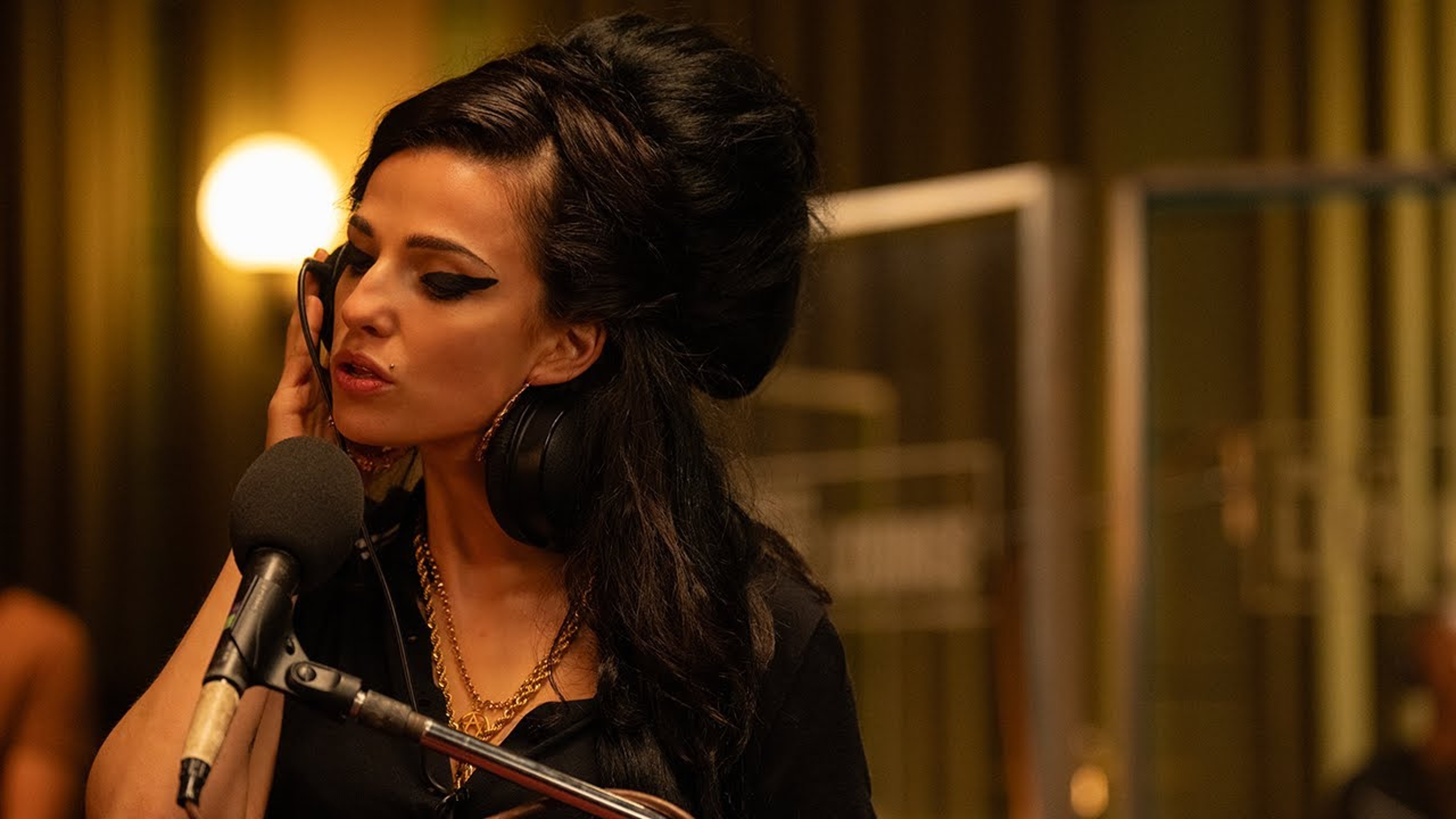 Back to Black, Recensione: una piccola parte della storia di Amy Winehouse Copertina